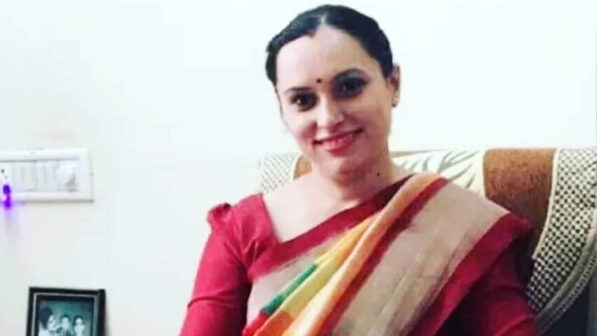 Success Story: ইচ্ছে থাকলেই উপায়! ১৫ দিনে ভাঙে বিয়ে, UPSC-তেও তিনবার ব্যর্থ! হার না মেনে IRS অফিসার হতে হয় কীভাবে শেখালেন কোমল