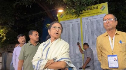 ‘টিভিতে দেখার পর আমি নিজেই আসার সিদ্ধান্ত নিই’! কেন স্ট্রংরুম পরিদর্শনে এলেন, শাখাওয়াত থেকে বেরিয়ে জানালেন মমতা