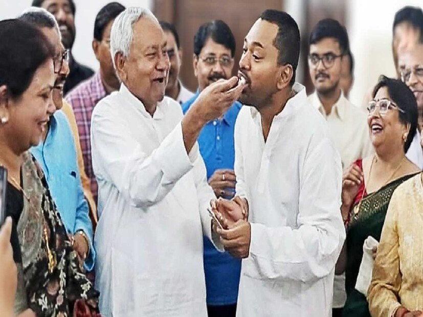 একই সঙ্গে বিহারের ভোটারদের উদ্দেশে আবেদন জানিয়ে প্রশান্ত কিশোর বলেন, জাতপাত, ধর্ম বা টাকার প্রলোভনে ভোট না দিয়ে নিজেদের সন্তানের ভবিষ্যতের কথা ভেবে ভোট দেওয়া উচিত। তাঁর কথায়, ''বিহারের মানুষ যেন নরেন্দ্র মোদি, নীতীশ কুমার বা লালু প্রসাদের মতো নেতাদের দেখে প্রভাবিত না হন। ১০ হাজার টাকার বিনিময়ে নিজেদের ভোটও বিক্রি করবেন না।'' একই সঙ্গে বিহারের ভোটারদের উদ্দেশে আবেদন জানিয়ে প্রশান্ত কিশোর বলেন, জাতপাত, ধর্ম বা টাকার প্রলোভনে ভোট না দিয়ে নিজেদের সন্তানের ভবিষ্যতের কথা ভেবে ভোট দেওয়া উচিত। তাঁর কথায়, ''বিহারের মানুষ যেন নরেন্দ্র মোদি, নীতীশ কুমার বা লালু প্রসাদের মতো নেতাদের দেখে প্রভাবিত না হন। ১০ হাজার টাকার বিনিময়ে নিজেদের ভোটও বিক্রি করবেন না।''