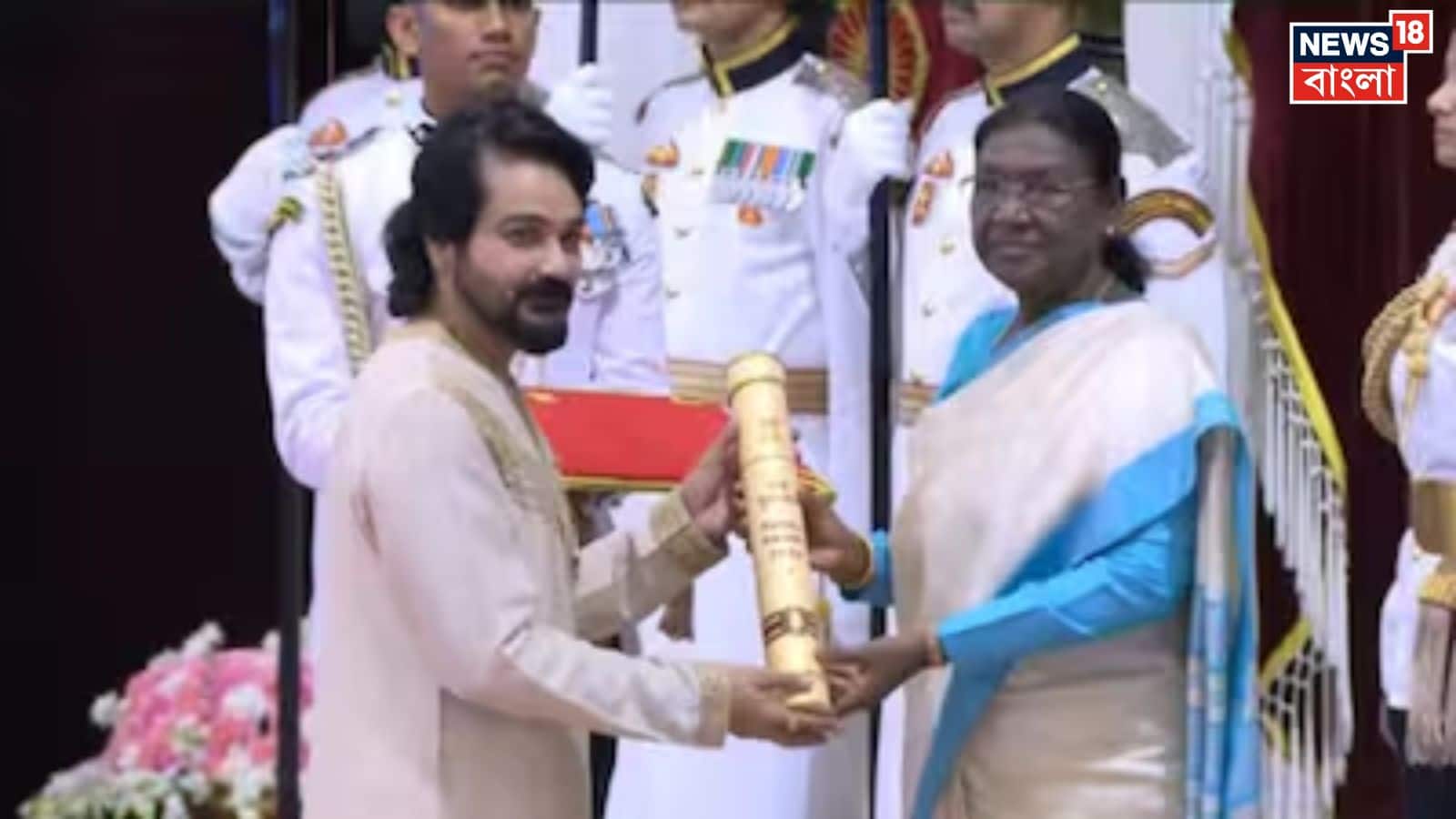 রাষ্ট্রপতি দ্রৌপদী মুর্মুর থেকে পদ্মশ্রী নিচ্ছেন প্রসেনজিৎ চট্টোপাধ্যায়