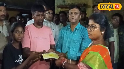 পুরুলিয়ার পুঞ্চায় মৃত শিশু অরুপ গোপের পরিবারের হাতে চার লক্ষ টাকার চেক তুলে দিচ্ছেন জেলাশাসক ও অন্যান্য আধিকারিকরা