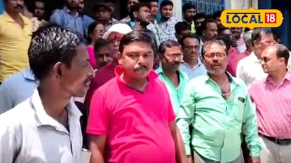 রায়গঞ্জ পৌরসভার কর্মীদের বিক্ষোভ রায়গঞ্জ পৌরসভার কর্মীদের বিক্ষোভ