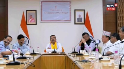 সাংবাদিক বৈঠকে শুভেন্দু অধিকারী, কিছুটা দূরেই বসে বিমল গুরুং