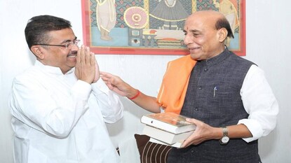 প্রতিরক্ষামন্ত্রীর সঙ্গে সাক্ষাৎ মুখ্যমন্ত্রী শুভেন্দু অধিকারী প্রতিরক্ষামন্ত্রীর সঙ্গে সাক্ষাৎ মুখ্যমন্ত্রী শুভেন্দু অধিকারী