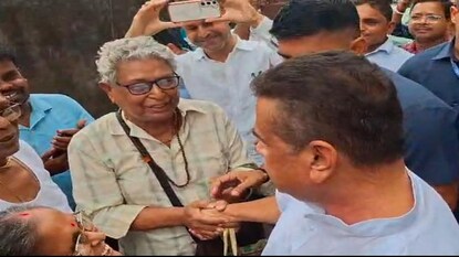 শান্তিকুঞ্জের সামনে শুভেন্দু অধিকারী৷ 