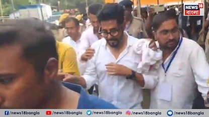গণনা কেন্দ্র ছেড়ে বেরিয়ে যান রাজ চক্রবর্তী। গণনা কেন্দ্র ছেড়ে বেরিয়ে যান রাজ চক্রবর্তী।