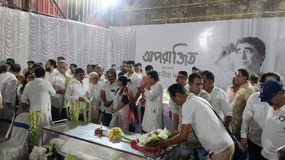 শেষযাত্রায় ‘অপরাজিত’-র পরিচালক শেষযাত্রায় ‘অপরাজিত’-র পরিচালক