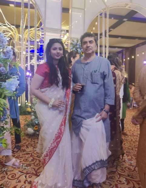 গত বছর ফাদার্স ডে-তে বাবাকে নিয়ে একটা মিষ্টি পোস্ট করেন ঐশী৷ তিনি লেখেন, আমাকে এত কিছু দেওয়ার জন্য ধন্যবাদ। শৈশবে - সমতা, সংস্কৃতি, চলচ্চিত্র, শিল্পকলা এবং এই জাতীয় বিষয় নিয়ে অসংখ্য আলোচনা, সীমিত সামর্থ্য থাকা সত্ত্বেও মা আর তুমি আমাকে নিয়ে প্রতি বছর ভারত ও বিদেশে যে ছুটিতে যেতে, শিল্প ও ইতিহাস জাদুঘরে অবিরাম ভ্রমণ, বহুবার শেষ মুহূর্তে আমার স্কুলের প্রজেক্টগুলো তুমি যেভাবে শেষ করে দিতে, তুমি আমাকে যে সিনেমাগুলো দেখাতে নিয়ে যেতে (আমার প্রথম সিনেমা সহ), বিভিন্ন কাজ বা শখের প্রতি আমাকে আগ্রহী করার যে চেষ্টা তুমি করতে (যদিও আমি প্রতিটিতেই আরও বেশি আগ্রহ হারিয়ে ফেলতাম 🤣) ......... এই সবকিছুই আমাকে গড়ে তুলতে এবং আজকের আমি হয়ে উঠতে সাহায্য করেছে।(Photo/Facebook) গত বছর ফাদার্স ডে-তে বাবাকে নিয়ে একটা মিষ্টি পোস্ট করেন ঐশী৷ তিনি লেখেন, আমাকে এত কিছু দেওয়ার জন্য ধন্যবাদ। শৈশবে - সমতা, সংস্কৃতি, চলচ্চিত্র, শিল্পকলা এবং এই জাতীয় বিষয় নিয়ে অসংখ্য আলোচনা, সীমিত সামর্থ্য থাকা সত্ত্বেও মা আর তুমি আমাকে নিয়ে প্রতি বছর ভারত ও বিদেশে যে ছুটিতে যেতে, শিল্প ও ইতিহাস জাদুঘরে অবিরাম ভ্রমণ, বহুবার শেষ মুহূর্তে আমার স্কুলের প্রজেক্টগুলো তুমি যেভাবে শেষ করে দিতে, তুমি আমাকে যে সিনেমাগুলো দেখাতে নিয়ে যেতে (আমার প্রথম সিনেমা সহ), বিভিন্ন কাজ বা শখের প্রতি আমাকে আগ্রহী করার যে চেষ্টা তুমি করতে (যদিও আমি প্রতিটিতেই আরও বেশি আগ্রহ হারিয়ে ফেলতাম 🤣) ......... এই সবকিছুই আমাকে গড়ে তুলতে এবং আজকের আমি হয়ে উঠতে সাহায্য করেছে।(Photo/Facebook)