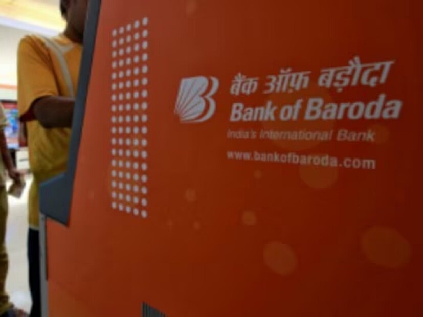 ম্যাচিউরিটিতে কত টাকা পাবেন-
আপনি যদি ৫ লক্ষ টাকার FD করেন, তাহলে ১ বছর পরে ৩০ হাজার টাকার বেশি সুদ পেতে পারেন। সাধারণ গ্রাহক হিসেবে ৫ লক্ষ টাকা বিনিয়োগ করলে ১ বছর পর ম্যাচিউরিটিতে আপনি পাবেন ৫,৩২,৬২৮ টাকা, অর্থাৎ প্রায় ৩২,৬২৮ টাকা সুদ। অন্যদিকে, প্রবীণ নাগরিকরা একই বিনিয়োগে পাবেন ৫,৩৫,৩০৬ টাকা, অর্থাৎ প্রায় ৩৫,৩০৬ টাকা রিটার্ন। ফলে সাধারণ গ্রাহকদের তুলনায় প্রবীণরা প্রায় ২,৬০০ টাকা বেশি লাভ পাবেন। ম্যাচিউরিটিতে কত টাকা পাবেন-
আপনি যদি ৫ লক্ষ টাকার FD করেন, তাহলে ১ বছর পরে ৩০ হাজার টাকার বেশি সুদ পেতে পারেন। সাধারণ গ্রাহক হিসেবে ৫ লক্ষ টাকা বিনিয়োগ করলে ১ বছর পর ম্যাচিউরিটিতে আপনি পাবেন ৫,৩২,৬২৮ টাকা, অর্থাৎ প্রায় ৩২,৬২৮ টাকা সুদ। অন্যদিকে, প্রবীণ নাগরিকরা একই বিনিয়োগে পাবেন ৫,৩৫,৩০৬ টাকা, অর্থাৎ প্রায় ৩৫,৩০৬ টাকা রিটার্ন। ফলে সাধারণ গ্রাহকদের তুলনায় প্রবীণরা প্রায় ২,৬০০ টাকা বেশি লাভ পাবেন।
