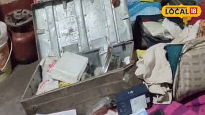 ভরতপুরের আঙ্গারপুরে চুরি হওয়া বাড়ির লণ্ডভণ্ড আলমারি ভরতপুরের আঙ্গারপুরে চুরি হওয়া বাড়ির লণ্ডভণ্ড আলমারি