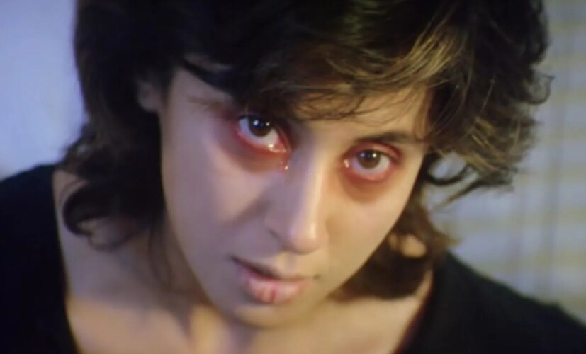 বলিউডের কয়েকটা হরর বা ভয়ের সিনেমাগুলো একটু অন্যরকম৷ শুধু ভূত বা আকস্মিক চমকের মাধ্যমে নয় , বরং ধীরে ধীরে তৈরি হওয়া উত্তেজনা, অস্বস্তিকর নীরবতা এবং ভারতীয় প্রেক্ষাপট ও বিশ্বাসে গভীরভাবে গল্পের মাধ্যমে ফুটিয়ে তোলা। বছরের পর বছর ধরে হিন্দি সিনেমা এমন কিছু স্মরণীয় হরর সিনেমা উপহার দিয়েছে, যেগুলো জোরালো স্পেশাল এফেক্টের চেয়ে বরং পরিবেশ, শক্তিশালী অভিনয় এবং অস্বস্তিকর ভাবনার ওপর বেশি নির্ভর করে। তেমন ৫টি সিনেমা, যার মধ্যে ৩টে আপনি বিনাপয়সায় দেখতে পাবেন৷ 1. ভূত – (Jio Hotstar)
'ভূত' একটি ধীরগতির ভৌতিক চলচ্চিত্র, যা আকস্মিক ধাক্কার পরিবর্তে পরিবেশ ও উত্তেজনার মাধ্যমে ভয় তৈরি করে। গল্পটি বিশাল ও স্বাতী নামের এক বিবাহিত দম্পতিকে কেন্দ্র করে, যারা এক অন্ধকার অতীত সংবলিত বহুতল অ্যাপার্টমেন্টে উঠে আসে। শীঘ্রই, স্বাতী অদ্ভুত সব দৃশ্য দেখতে শুরু করে এবং তার আচরণে অস্বস্তি বোধ করে , যা এক অদৃশ্য শক্তির উপস্থিতির ইঙ্গিত দেয়। রাম গোপাল ভার্মা পরিচালিত এই চলচ্চিত্রটি এর বাস্তবসম্মত প্রেক্ষাপট, ভুতুড়ে নীরবতা এবং উর্মিলা মাতোন্ডকরের শক্তিশালী অভিনয়ের জন্য বিশেষভাবে উল্লেখযোগ্য। বলিউডের কয়েকটা হরর বা ভয়ের সিনেমাগুলো একটু অন্যরকম৷ শুধু ভূত বা আকস্মিক চমকের মাধ্যমে নয় , বরং ধীরে ধীরে তৈরি হওয়া উত্তেজনা, অস্বস্তিকর নীরবতা এবং ভারতীয় প্রেক্ষাপট ও বিশ্বাসে গভীরভাবে গল্পের মাধ্যমে ফুটিয়ে তোলা। বছরের পর বছর ধরে হিন্দি সিনেমা এমন কিছু স্মরণীয় হরর সিনেমা উপহার দিয়েছে, যেগুলো জোরালো স্পেশাল এফেক্টের চেয়ে বরং পরিবেশ, শক্তিশালী অভিনয় এবং অস্বস্তিকর ভাবনার ওপর বেশি নির্ভর করে। তেমন ৫টি সিনেমা, যার মধ্যে ৩টে আপনি বিনাপয়সায় দেখতে পাবেন৷ 1. ভূত – (Jio Hotstar)
'ভূত' একটি ধীরগতির ভৌতিক চলচ্চিত্র, যা আকস্মিক ধাক্কার পরিবর্তে পরিবেশ ও উত্তেজনার মাধ্যমে ভয় তৈরি করে। গল্পটি বিশাল ও স্বাতী নামের এক বিবাহিত দম্পতিকে কেন্দ্র করে, যারা এক অন্ধকার অতীত সংবলিত বহুতল অ্যাপার্টমেন্টে উঠে আসে। শীঘ্রই, স্বাতী অদ্ভুত সব দৃশ্য দেখতে শুরু করে এবং তার আচরণে অস্বস্তি বোধ করে , যা এক অদৃশ্য শক্তির উপস্থিতির ইঙ্গিত দেয়। রাম গোপাল ভার্মা পরিচালিত এই চলচ্চিত্রটি এর বাস্তবসম্মত প্রেক্ষাপট, ভুতুড়ে নীরবতা এবং উর্মিলা মাতোন্ডকরের শক্তিশালী অভিনয়ের জন্য বিশেষভাবে উল্লেখযোগ্য।