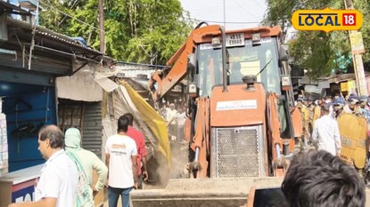 বুলডোজার দিয়ে ভাঙা হচ্ছে পুরুলিয়া শহরের ব্যস্ত রাস্তায় জবরদখল ও বেআইনি দোকান