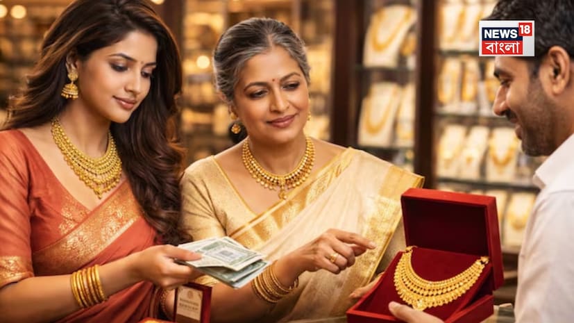 বিশেষজ্ঞদের মতে, আন্তর্জাতিক বাজারে অনিশ্চয়তা, মার্কিন ডলারের শক্তিশালী অবস্থান এবং কেন্দ্রীয় ব্যাঙ্কগুলির নীতির কারণে আগামী দিনেও সোনার দামে ওঠানামা চলতে পারে।
অন্যদিকে, অনেকেই এখন বিনিয়োগের জন্যও সোনাকে নিরাপদ বিকল্প হিসেবে বেছে নিচ্ছেন। তবে গয়না কেনার আগে অবশ্যই হলমার্ক যাচাই করে নেওয়ার পরামর্শ দিচ্ছেন বিশেষজ্ঞরা।
সোনার দাম প্রতিদিন পরিবর্তিত হয়, তাই কেনাকাটার আগে নিকটবর্তী জুয়েলার্স দোকানে গিয়ে সর্বশেষ রেট জেনে নেওয়াই ভাল। বিশেষজ্ঞদের মতে, আন্তর্জাতিক বাজারে অনিশ্চয়তা, মার্কিন ডলারের শক্তিশালী অবস্থান এবং কেন্দ্রীয় ব্যাঙ্কগুলির নীতির কারণে আগামী দিনেও সোনার দামে ওঠানামা চলতে পারে।
অন্যদিকে, অনেকেই এখন বিনিয়োগের জন্যও সোনাকে নিরাপদ বিকল্প হিসেবে বেছে নিচ্ছেন। তবে গয়না কেনার আগে অবশ্যই হলমার্ক যাচাই করে নেওয়ার পরামর্শ দিচ্ছেন বিশেষজ্ঞরা।
সোনার দাম প্রতিদিন পরিবর্তিত হয়, তাই কেনাকাটার আগে নিকটবর্তী জুয়েলার্স দোকানে গিয়ে সর্বশেষ রেট জেনে নেওয়াই ভাল।