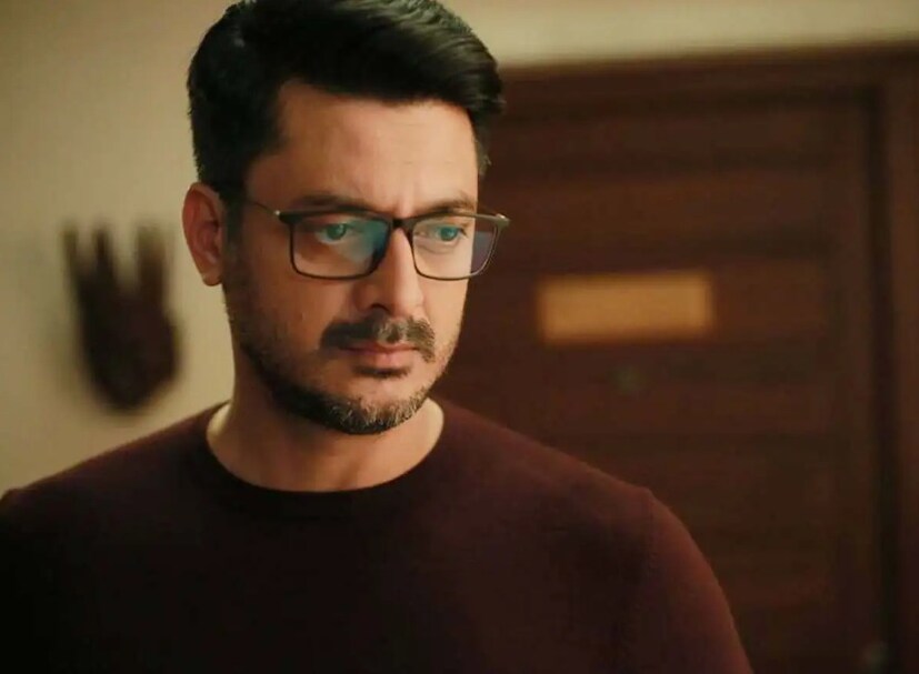 তাঁর ছবি অভিমান নিয়ে আসছেন তিনি৷ এই ছবির গল্প লিখেছেন যীশু৷ গল্পটা তিনি লিখেছেন বহু আগে, আবহমান ছবিতে অভিনয় করার সময়৷ সেই সময় দীপঙ্কর দে এবং তাঁর শটের মাঝে সেই গল্প তিনি দেখিয়েছিলেন পরিচালক ঋতুপর্ণ ঘোষকে৷ ঋতুর অতি স্নেনভাজন ছিলেন যীশু৷ সম্প্রতি এক সাক্ষাৎকারে যীশুর বলেন, ঋতুদা ভাবতেও পারেননি আমি গল্প লিখতে পারি! পরে তিনি বলেন, তুই যেদিন পরিচালক হবি, সেদিন বানান এই ছবি৷ তাঁর ছবি অভিমান নিয়ে আসছেন তিনি৷ এই ছবির গল্প লিখেছেন যীশু৷ গল্পটা তিনি লিখেছেন বহু আগে, আবহমান ছবিতে অভিনয় করার সময়৷ সেই সময় দীপঙ্কর দে এবং তাঁর শটের মাঝে সেই গল্প তিনি দেখিয়েছিলেন পরিচালক ঋতুপর্ণ ঘোষকে৷ ঋতুর অতি স্নেনভাজন ছিলেন যীশু৷ সম্প্রতি এক সাক্ষাৎকারে যীশুর বলেন, ঋতুদা ভাবতেও পারেননি আমি গল্প লিখতে পারি! পরে তিনি বলেন, তুই যেদিন পরিচালক হবি, সেদিন বানান এই ছবি৷
