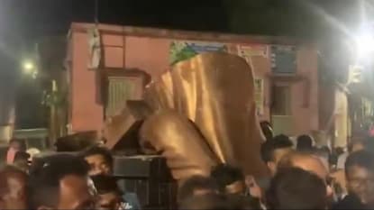 ভাঙা হচ্ছে লেনিনের মূর্তি ভাঙা হচ্ছে লেনিনের মূর্তি