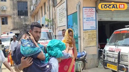 দুর্ঘটনার পরে আহতদের উদ্ধার করা আনা হচ্ছে হাসপাতালে