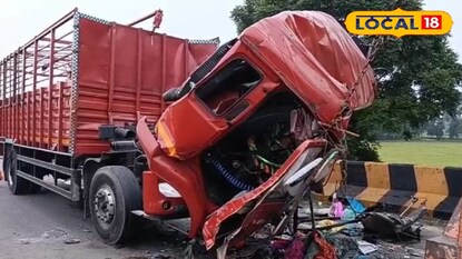 দুর্ঘটনার পর দুমড়ে-মুচড়ে গিয়েছে লরিটি