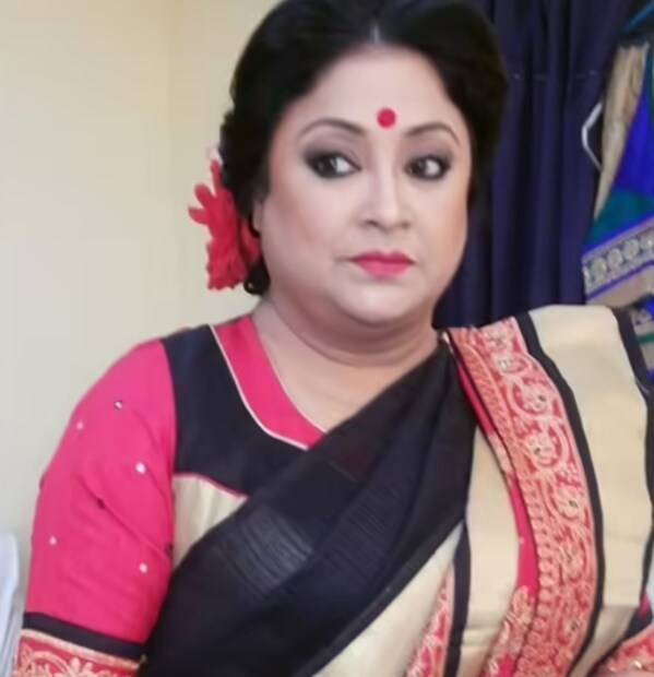 পিয়ার বাবা সুখেন, মা প্রণতি৷ সুখেন দাসের হাত ধরে তাঁর মেয়ে ছবিতে আসেন৷ সঙ্গে আসেন তাঁর দাদা অজয় দাসও৷ বাংলা ছবির গানের অন্যতম লেজেন্ড অজয় দাস। তাঁর তৈরি গান কালজয়ী৷ এখনও সেই সব বাংলা সিনেমার গান লোকের মনে রয়ে গিয়েছে৷ তাঁর সেরা গানগুলো ছিল 'কী উপহার সাজিয়ে দেব', 'হয়তো আমাকে কারও মনে নেই', 'মিলন তিথির পূর্ণিমা চাঁদ','সুখেও কেঁদে ওঠে মন'। পিয়ার বাবা সুখেন, মা প্রণতি৷ সুখেন দাসের হাত ধরে তাঁর মেয়ে ছবিতে আসেন৷ সঙ্গে আসেন তাঁর দাদা অজয় দাসও৷ বাংলা ছবির গানের অন্যতম লেজেন্ড অজয় দাস। তাঁর তৈরি গান কালজয়ী৷ এখনও সেই সব বাংলা সিনেমার গান লোকের মনে রয়ে গিয়েছে৷ তাঁর সেরা গানগুলো ছিল 'কী উপহার সাজিয়ে দেব', 'হয়তো আমাকে কারও মনে নেই', 'মিলন তিথির পূর্ণিমা চাঁদ','সুখেও কেঁদে ওঠে মন'।