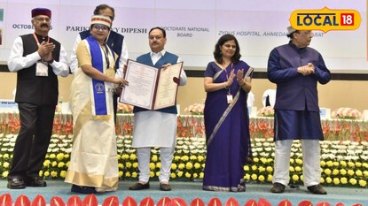 দিল্লির বিজ্ঞান ভবনে ভারতের স্বাস্থ্যমন্ত্রী জেপি নাড্ডার হাত থেকে নিউরোলজির সর্বোচ্চ সম্মান 'প্রেসিডেন্টস গোল্ড মেডেল' গ্রহণ করছেন পুরুলিয়ার ডাঃ অনুশ্রী পাল