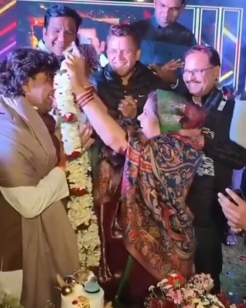 আশুতোষ লিখলেন-- আনন্দে ভরা সময়টা এত দ্রুত কেটে যায়, মনে হয় যেন এই তো সেদিনের কথা। দেখতে দেখতেই আজ আমার আর আমার প্রিয়তমা রেণুকা জির বিয়ের ২৫ বছর পূর্ণ হলো। শ্রদ্ধেয় রেণুকা জীর সঙ্গে বিগত ২৫ বছরের অভিজ্ঞতার ভিত্তিতে আমি বলতে চাই যে, বিবাহ একে অপরের ব্যক্তিত্ব পরিবর্তন করার বিষয় নয়, বরং একে অপরের ব্যক্তিত্বকে বিকশিত করার বিষয়। এটি পরিমার্জিত করতে সাহায্য করে। একটি সুখী দাম্পত্য জীবনের জন্য শুধু ভালোবাসাই নয়, পারস্পরিক শ্রদ্ধাও প্রয়োজন।বিবাহ একটি স্বর্গীয় ঘটনা যা নারী-পুরুষ উভয়কে একে অপরের বিকাশ ও প্রসারে সাহায্য করে এবং তাদের বুঝতে শেখায় যে, 