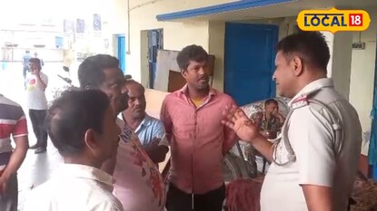 হুগলির সিঙ্গুরে ১৯ নম্বর জাতীয় সড়কে দুর্ঘটনার পর পুলিশের সঙ্গে কথা বলছেন স্থানীয়রা
