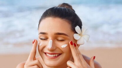 Moisturizer in Summer: গরমে কি মুখে ময়শ্চারাইজার মাখা উচিত? মাখলেই সর্বনাশ ত্বকের? চরম ক্ষতি এড়াতে পড়ুন এখনই