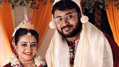 সোশ্যাল মিডিয়ায় ছড়িয়ে পড়ে তাঁর বিয়ের ছবি সোশ্যাল মিডিয়ায় ছড়িয়ে পড়ে তাঁর বিয়ের ছবি