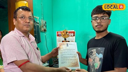 সাফল্যের জন্য সংবর্ধনা দেওয়া হচ্ছে সৌম্যদীপকে সাফল্যের জন্য সংবর্ধনা দেওয়া হচ্ছে সৌম্যদীপকে