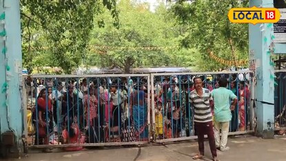 মহকুমা হাসপাতালের গেটে বিক্ষোভরত মানুষ