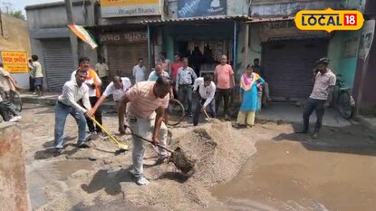 রাস্তা মেরামতের কাজে হাত লাগিয়েছেন বিজেপি কর্মীরা রাস্তা মেরামতের কাজে হাত লাগিয়েছেন বিজেপি কর্মীরা