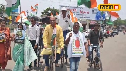 রিকশা চালিয়ে প্রতিবাদ জেলা কংগ্রেস সভাপতির রিকশা চালিয়ে প্রতিবাদ জেলা কংগ্রেস সভাপতির