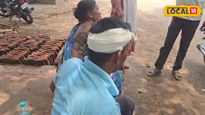 বাসের ছাদ থেকে মাথায় ভারী বস্তা পড়ে আহত ঝালমুড়ি বিক্রেতা বাসের ছাদ থেকে মাথায় ভারী বস্তা পড়ে আহত ঝালমুড়ি বিক্রেতা