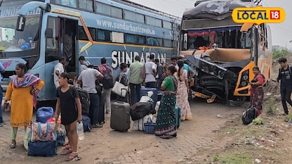 এই বাসটি দুর্ঘটনা কবলে পড়েছে এই বাসটি দুর্ঘটনা কবলে পড়েছে