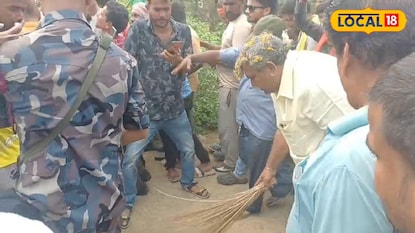 ঝাঁটা হাতে রাস্তায় নতুন বিধায়ক ঝাঁটা হাতে রাস্তায় নতুন বিধায়ক