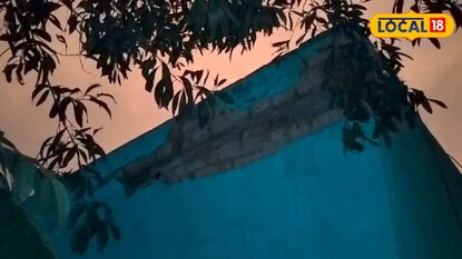 বজ্রঘাতের তীব্রতার জেরে দুর্ঘটনাস্থলে ফাটল ধরেছে দেওয়ালে