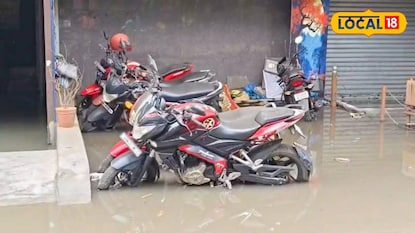 আবাসনের সামনে জল থই-থই অবস্থা আবাসনের সামনে জল থই-থই অবস্থা