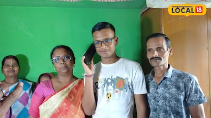 পরিবারের সঙ্গে অভিষেক দাস পরিবারের সঙ্গে অভিষেক দাস