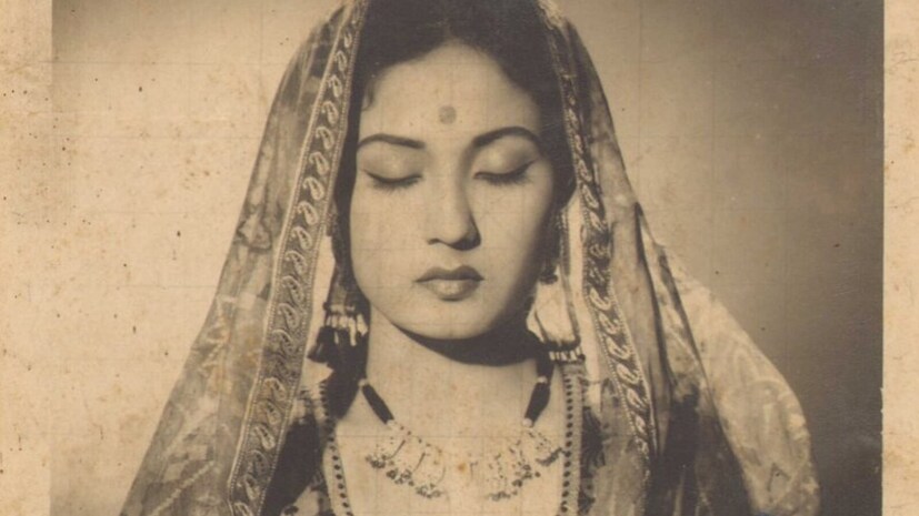 সূত্র বলছে, কামাল মীনা কুমারীকে বিয়ে করার জন্য তার সামনে অনেক শর্ত রেখেছিলেন। প্রেমে পাগল মীনা আনন্দের সঙ্গে তার শর্ত মেনেও নিয়েছিলেন। কামালের শর্ত ছিল, 'অন্য কোনও পরিচালকের সঙ্গে কোনও ছবিতে চুক্তিবদ্ধ হবেন না, খোলামেলা পোশাক পরবেন না, সন্ধ্যা ৬টার আগে বাড়িতে পৌঁছাতে হবে৷ এবং মেক-আপ রুমে কোনও পুরুষকে প্রবেশ করতে দেওয়া হবে না'। মীনা কুমারী আনন্দের সঙ্গে এই শর্তগুলি মেনে নিয়েছিলেন। কিন্তু, একজন নায়িকা হওয়ায়, তিনি জানতেন না যে তিনি কীভাবে এটি করতে পারবেন। সূত্র বলছে, কামাল মীনা কুমারীকে বিয়ে করার জন্য তার সামনে অনেক শর্ত রেখেছিলেন। প্রেমে পাগল মীনা আনন্দের সঙ্গে তার শর্ত মেনেও নিয়েছিলেন। কামালের শর্ত ছিল, 'অন্য কোনও পরিচালকের সঙ্গে কোনও ছবিতে চুক্তিবদ্ধ হবেন না, খোলামেলা পোশাক পরবেন না, সন্ধ্যা ৬টার আগে বাড়িতে পৌঁছাতে হবে৷ এবং মেক-আপ রুমে কোনও পুরুষকে প্রবেশ করতে দেওয়া হবে না'। মীনা কুমারী আনন্দের সঙ্গে এই শর্তগুলি মেনে নিয়েছিলেন। কিন্তু, একজন নায়িকা হওয়ায়, তিনি জানতেন না যে তিনি কীভাবে এটি করতে পারবেন।