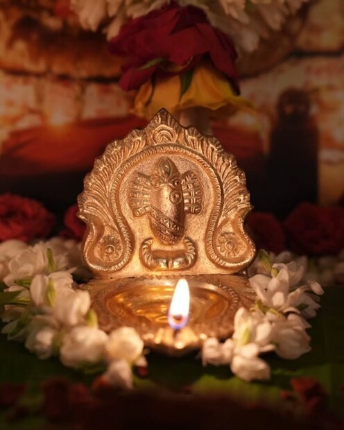 এই প্রসঙ্গে জ্যোতিষী হিতেন্দ্র কুমার জানাচ্ছেন, আগামী শনিবার কিছু নির্দিষ্ট সময়কে অশুভ বলে মনে করা হয়। তাই এই সময়ে নতুন ব্যবসা শুরু, গুরুত্বপূর্ণ চুক্তি স্বাক্ষর, বিনিয়োগ, গৃহপ্রবেশ, যাত্রা বা অন্য কোনও শুভ কাজ এড়িয়ে চলাই শ্রেয়।পঞ্জিকা অনুসারে, এদিন রাহুকাল থাকবে সকাল ৮টা ৫৯ মিনিট থেকে ১০টা ৪১ মিনিট পর্যন্ত। এছাড়া গুলিক কাল চলবে সকাল ৭টা ১২ মিনিট থেকে ৮টা ৫৫ মিনিট পর্যন্ত এবং যমঘণ্ট কাল থাকবে সকাল ৬টা ৫২ মিনিট থেকে ৮টা ৩৭ মিনিট পর্যন্ত। জ্যোতিষশাস্ত্রের প্রচলিত বিশ্বাস অনুযায়ী, এই সময়সীমাগুলিতে নতুন কোনও শুভ কাজের সূচনা না করাই ভালো, কারণ এতে প্রত্যাশিত ফল পেতে বাধা সৃষ্টি হতে পারে।
তবে দৈনন্দিন কাজকর্ম বা নিয়মিত দায়িত্ব পালনের ক্ষেত্রে কোনও বাধা নেই। এই সময়গুলি মূলত নতুন উদ্যোগ, শুভ অনুষ্ঠান বা গুরুত্বপূর্ণ সিদ্ধান্ত গ্রহণের ক্ষেত্রে বিবেচনা করা হয়।
অন্যদিকে, গ্রহ-নক্ষত্রের অবস্থানের দিক থেকেও দিনটি যথেষ্ট গুরুত্বপূর্ণ। এদিন সূর্য মিথুন রাশিতে অবস্থান করবে, যা যোগাযোগ, বুদ্ধিবৃত্তিক কাজ এবং নতুন পরিকল্পনার ক্ষেত্রে ইতিবাচক প্রভাব ফেলতে পারে। একই সঙ্গে চন্দ্র কন্যা রাশিতে গোচর করবে, যার ফলে কর্মক্ষেত্রে শৃঙ্খলা, বিশ্লেষণ ক্ষমতা এবং বাস্তবধর্মী চিন্তাভাবনা বৃদ্ধি পাওয়ার সম্ভাবনা রয়েছে।
জ্যোতিষীদের মতে, দিনের শুভ মুহূর্ত নির্বাচন করে গুরুত্বপূর্ণ কাজ সম্পন্ন করলে সাফল্যের সম্ভাবনা আরও বৃদ্ধি পেতে পারে। তাই শনিবার কোনও বিশেষ কাজের পরিকল্পনা থাকলে পঞ্জিকার সময়সূচি একবার দেখে নেওয়াই বুদ্ধিমানের কাজ। এই প্রসঙ্গে জ্যোতিষী হিতেন্দ্র কুমার জানাচ্ছেন, আগামী শনিবার কিছু নির্দিষ্ট সময়কে অশুভ বলে মনে করা হয়। তাই এই সময়ে নতুন ব্যবসা শুরু, গুরুত্বপূর্ণ চুক্তি স্বাক্ষর, বিনিয়োগ, গৃহপ্রবেশ, যাত্রা বা অন্য কোনও শুভ কাজ এড়িয়ে চলাই শ্রেয়।পঞ্জিকা অনুসারে, এদিন রাহুকাল থাকবে সকাল ৮টা ৫৯ মিনিট থেকে ১০টা ৪১ মিনিট পর্যন্ত। এছাড়া গুলিক কাল চলবে সকাল ৭টা ১২ মিনিট থেকে ৮টা ৫৫ মিনিট পর্যন্ত এবং যমঘণ্ট কাল থাকবে সকাল ৬টা ৫২ মিনিট থেকে ৮টা ৩৭ মিনিট পর্যন্ত। জ্যোতিষশাস্ত্রের প্রচলিত বিশ্বাস অনুযায়ী, এই সময়সীমাগুলিতে নতুন কোনও শুভ কাজের সূচনা না করাই ভালো, কারণ এতে প্রত্যাশিত ফল পেতে বাধা সৃষ্টি হতে পারে।
তবে দৈনন্দিন কাজকর্ম বা নিয়মিত দায়িত্ব পালনের ক্ষেত্রে কোনও বাধা নেই। এই সময়গুলি মূলত নতুন উদ্যোগ, শুভ অনুষ্ঠান বা গুরুত্বপূর্ণ সিদ্ধান্ত গ্রহণের ক্ষেত্রে বিবেচনা করা হয়।
অন্যদিকে, গ্রহ-নক্ষত্রের অবস্থানের দিক থেকেও দিনটি যথেষ্ট গুরুত্বপূর্ণ। এদিন সূর্য মিথুন রাশিতে অবস্থান করবে, যা যোগাযোগ, বুদ্ধিবৃত্তিক কাজ এবং নতুন পরিকল্পনার ক্ষেত্রে ইতিবাচক প্রভাব ফেলতে পারে। একই সঙ্গে চন্দ্র কন্যা রাশিতে গোচর করবে, যার ফলে কর্মক্ষেত্রে শৃঙ্খলা, বিশ্লেষণ ক্ষমতা এবং বাস্তবধর্মী চিন্তাভাবনা বৃদ্ধি পাওয়ার সম্ভাবনা রয়েছে।
জ্যোতিষীদের মতে, দিনের শুভ মুহূর্ত নির্বাচন করে গুরুত্বপূর্ণ কাজ সম্পন্ন করলে সাফল্যের সম্ভাবনা আরও বৃদ্ধি পেতে পারে। তাই শনিবার কোনও বিশেষ কাজের পরিকল্পনা থাকলে পঞ্জিকার সময়সূচি একবার দেখে নেওয়াই বুদ্ধিমানের কাজ।