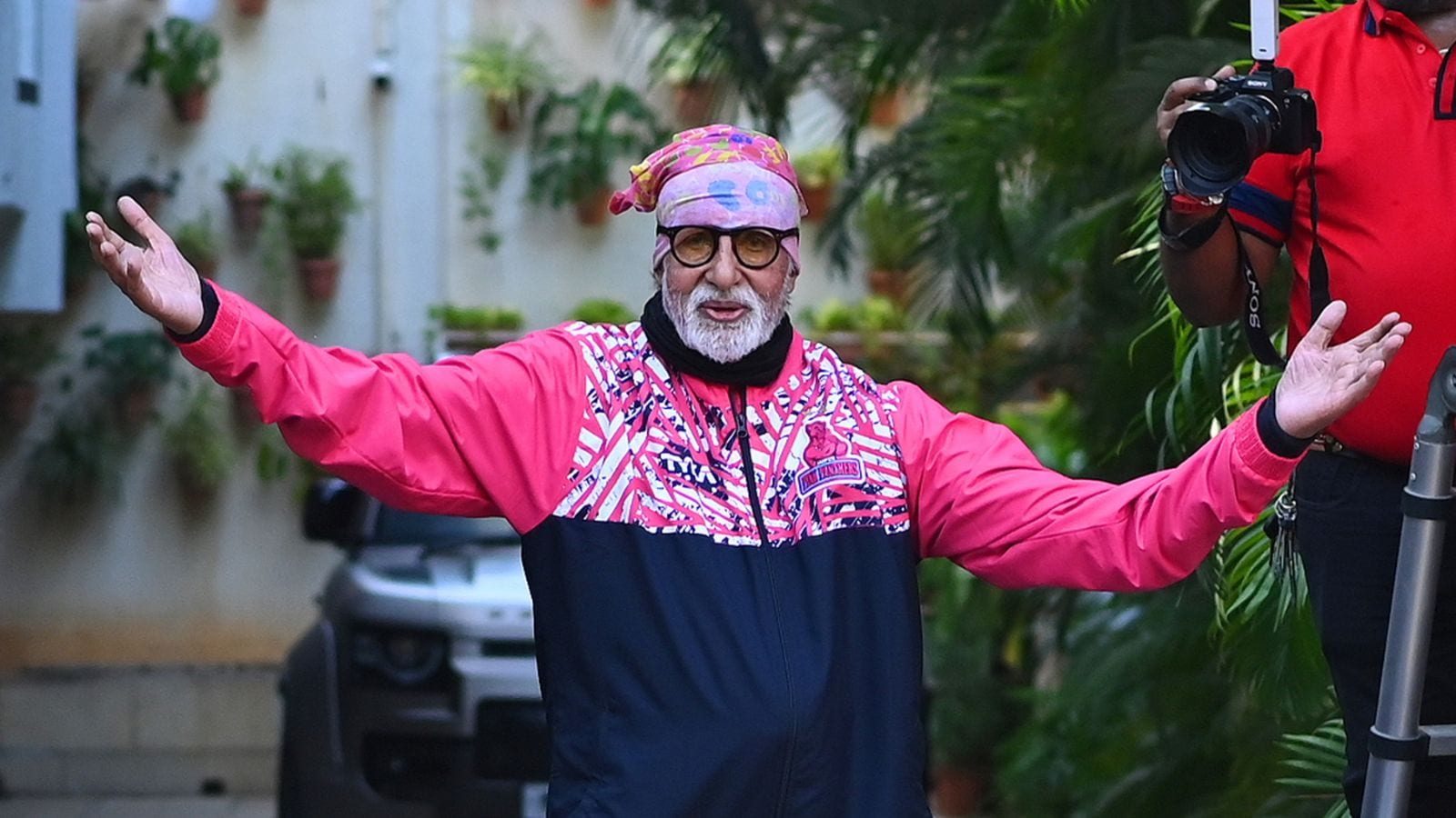 বিগ বি মহাবিশ্বের রহস্যে জড়িয়ে পড়েছেন। তিনি লিখেছেন, বিগ বি মহাবিশ্বের রহস্যে জড়িয়ে পড়েছেন। তিনি লিখেছেন,