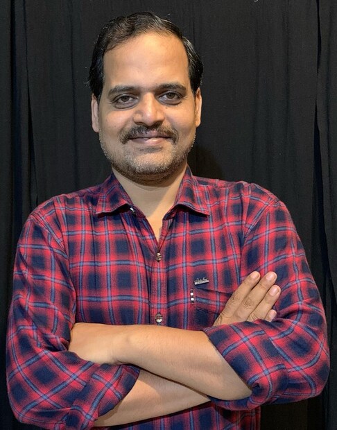 এনএসডি-র প্রাক্তন ছাত্র অভিনেতা দুর্গেশ কুমার ‘হাইওয়ে’, ‘সুলতান’, ‘সঞ্জু’, ‘ধড়ক’ এবং ‘ভক্ষক’-এর মতো ছবিতে অভিনয় করেছেন। অশোক পাঠক ‘বিট্টু বস’, ‘সাংহাই’, ‘১০২ নট আউট’ এবং ‘এ ডেথ ইন দ্য গাঞ্জ’-এর মতো ছবিতে অভিনয় করেছেন, যার মধ্যে ‘পঞ্চায়েত’ ছবিটি তাঁর বড় সাফল্যের সূচনা করে। (ছবি: আইএমডিবি)