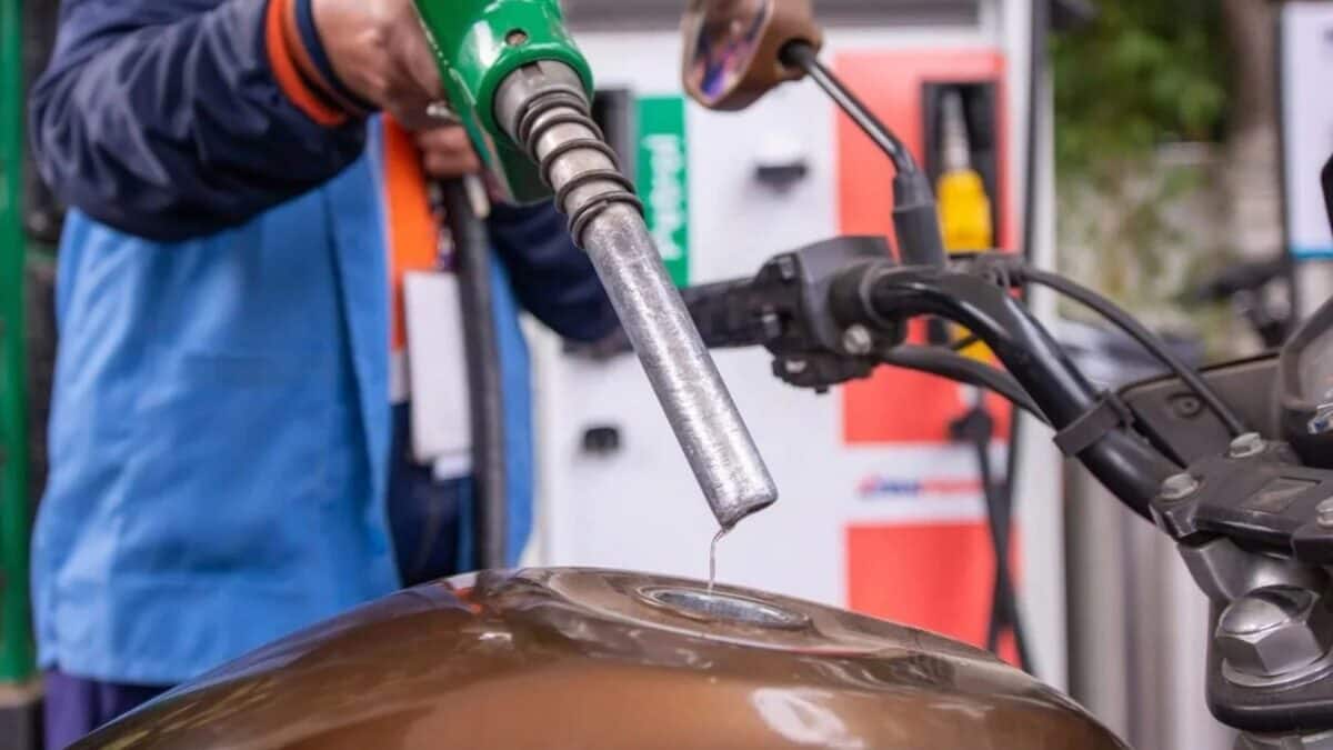 Petrol Pump: ১০০ বা ৫০০ টাকার তেল ভরছেন? নোজল ট্যাঙ্কে ঢোকানোর আগেই পাম্প কর্মীকে এই জরুরি প্রশ্নটি অবশ্যই করুন