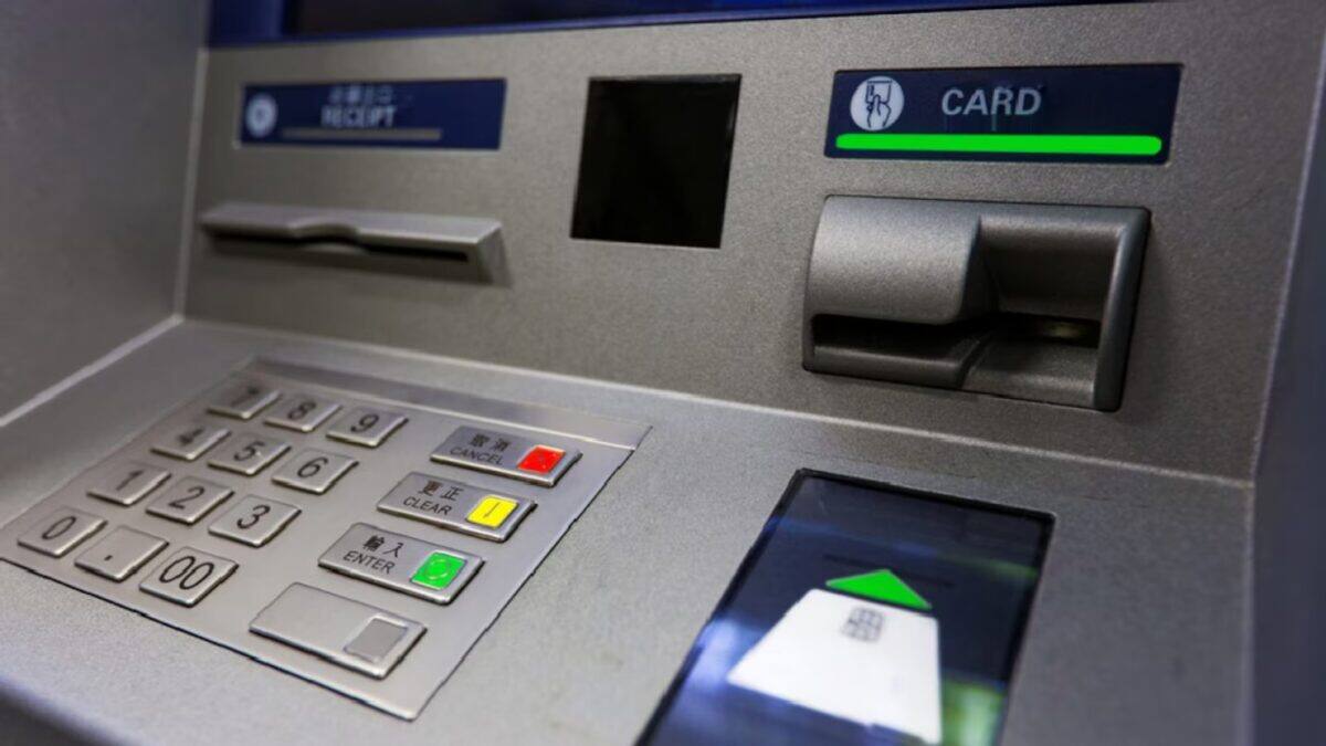 Running Atm ATM Technology: ATM-এ টাকা শেষ হওয়ার আগেই ব্যাঙ্ক কীভাবে খবর পায় ...