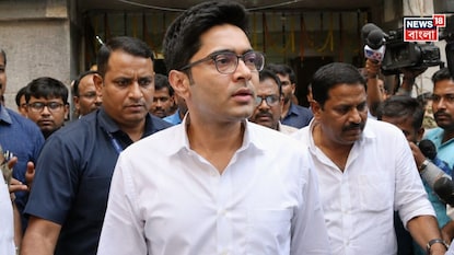 Abhishek Banerjee: খরচের তোয়াক্কা না করেই চাটার্ড বিমানে দিল্লি যাত্রা! অভিষেকের যাতায়াতে কত খরচ হল জানেন? বিতর্কের ঝড়ের মাঝেই এল হিসাব Abhishek Banerjee: খরচের তোয়াক্কা না করেই চাটার্ড বিমানে দিল্লি যাত্রা! অভিষেকের যাতায়াতে কত খরচ হল জানেন? বিতর্কের ঝড়ের মাঝেই এল হিসাব