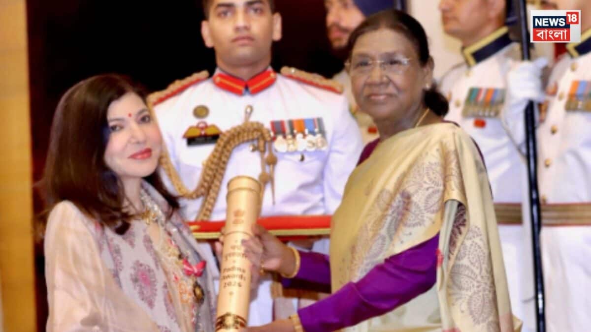 Alka Yagnik: আগেই হারিয়েছেন শ্রবণশক্তি, এখন একা হাঁটতেও পারছেন না,  অলকা ইয়াগনিক কি গুরুতর অসুস্থ? গায়িকাকে দেখে চোখ জল ভক্তদের