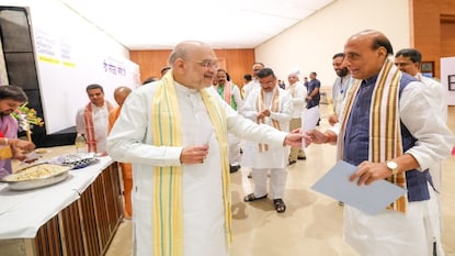ঝালমুড়ি খেয়ে ছবি-সহ ৩টি শব্দ লিখলেন অমিত শাহ ঝালমুড়ি খেয়ে ছবি-সহ ৩টি শব্দ লিখলেন অমিত শাহ