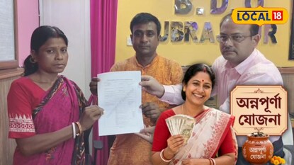 দুবরাজপুর বিডিও অফিসে মহিলাদের হাতে অন্নপূর্ণা যোজনার ফর্ম তুলে দিচ্ছেন বিধায়ক অনুপ কুমার সাহা ও বিডিও