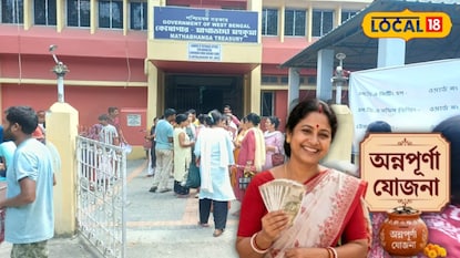 কোচবিহারের মাথাভাঙায় অন্নপূর্ণা যোজনার ফর্ম তোলার জন্য মহিলাদের উপচে পড়া ভিড়