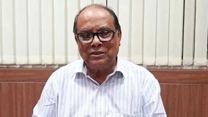 পড়ে গিয়ে মাথা ফেটে রক্তাক্ত অশোক ভট্টাচার্য (ফাইল ছবি)