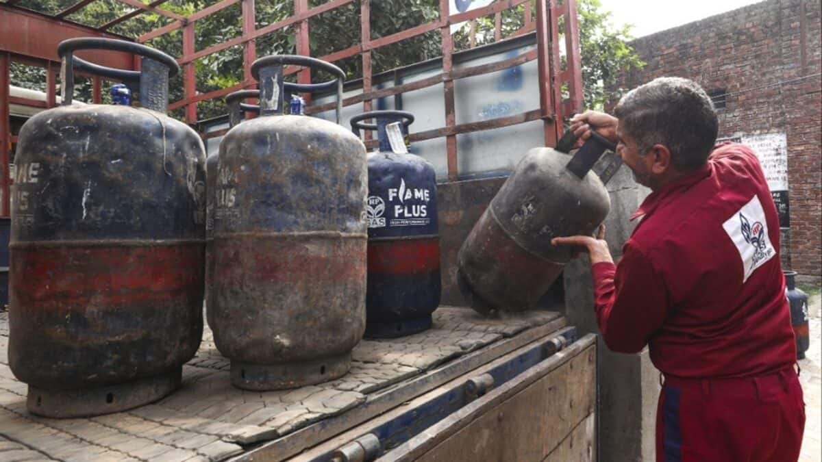 LPG Cylinder New Price: চার মাস পর সস্তা হল বাণিজ্যিক গ্যাস সিলিন্ডার, কলকাতায় নতুন দাম কত? বাড়ির রান্নার গ্যাস কিনতে কত পড়বে